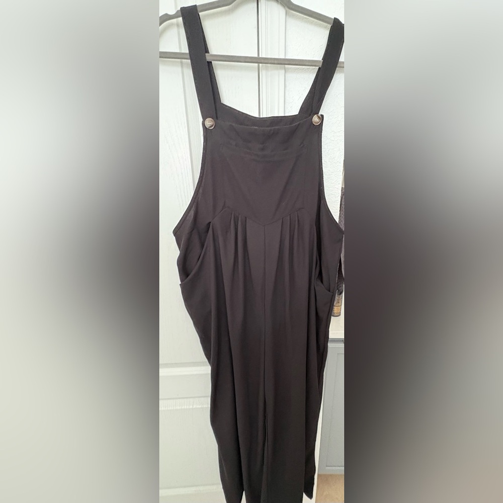 Black bib-overalls
